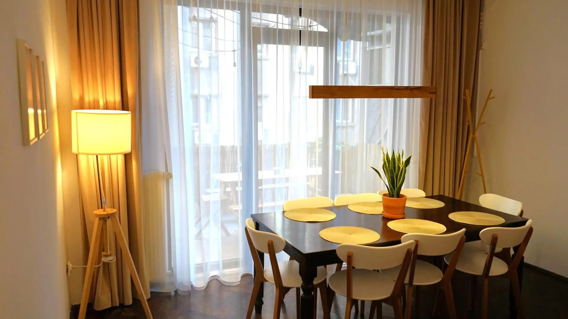 Apartment Spacious 4Br, 3Bt With 3 Balconies Bucharest Romania